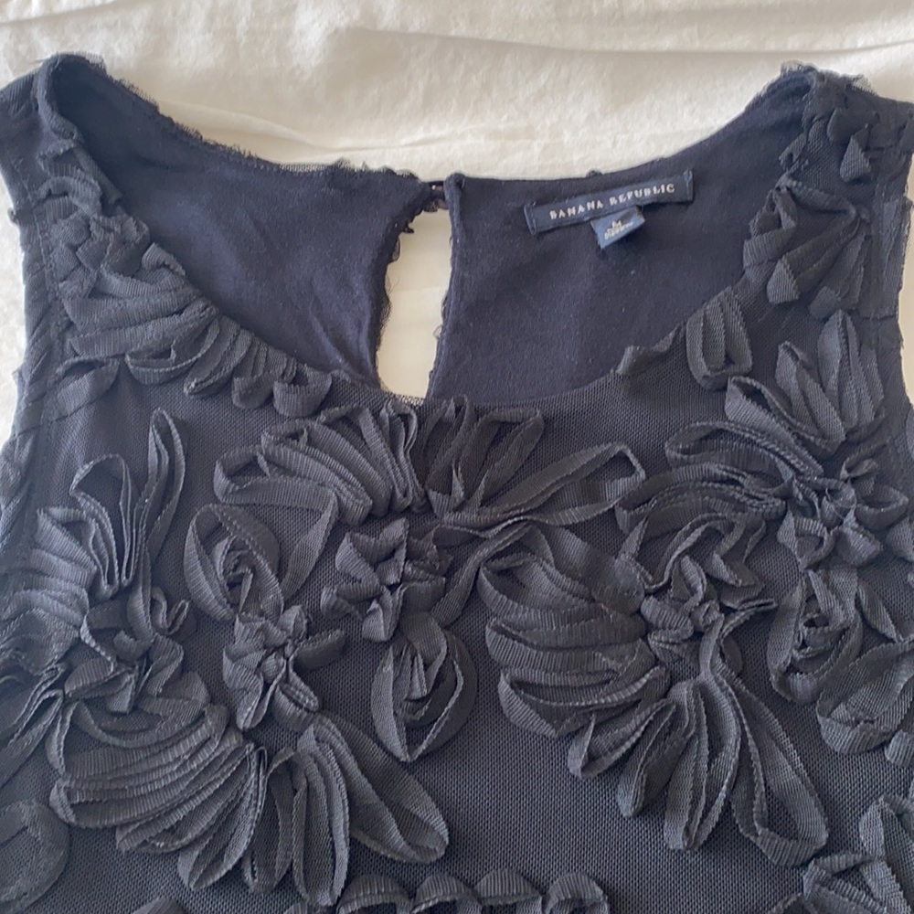 Banana Republic black floral textured sleeveless blouse. Size M